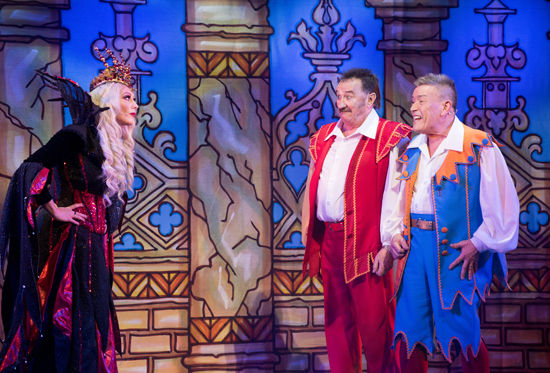 Bradford pantomime stars to visit children’s ward – oh yes they are!